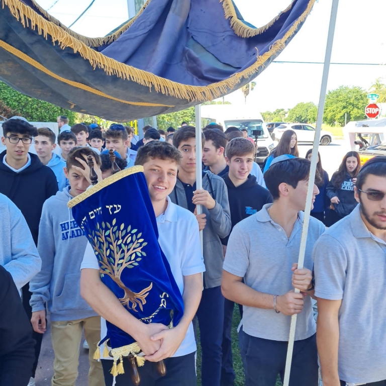 High School Participates in Hachnasat Sefer Torah