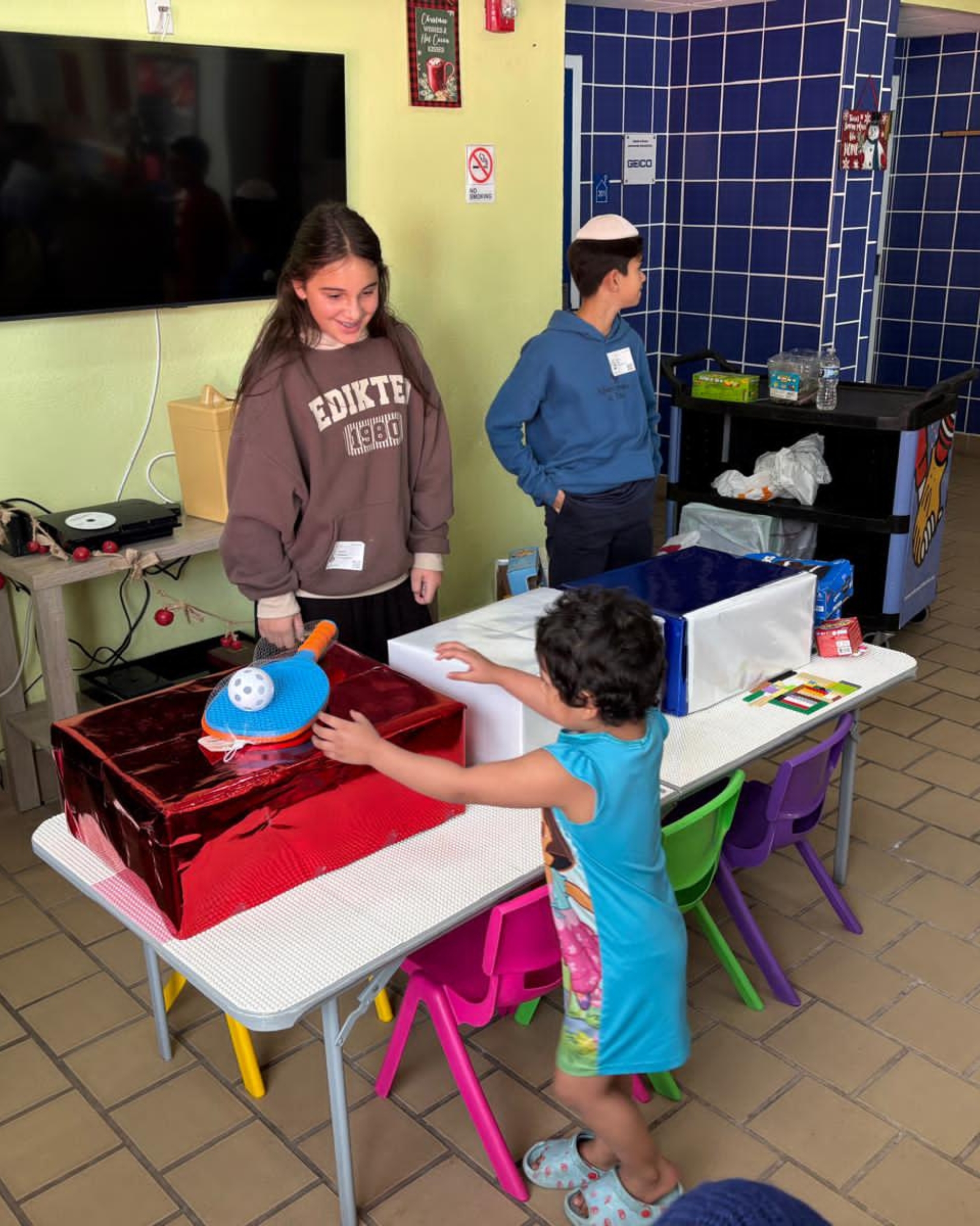 Student Government Spreads Chanukah Light Through Chesed