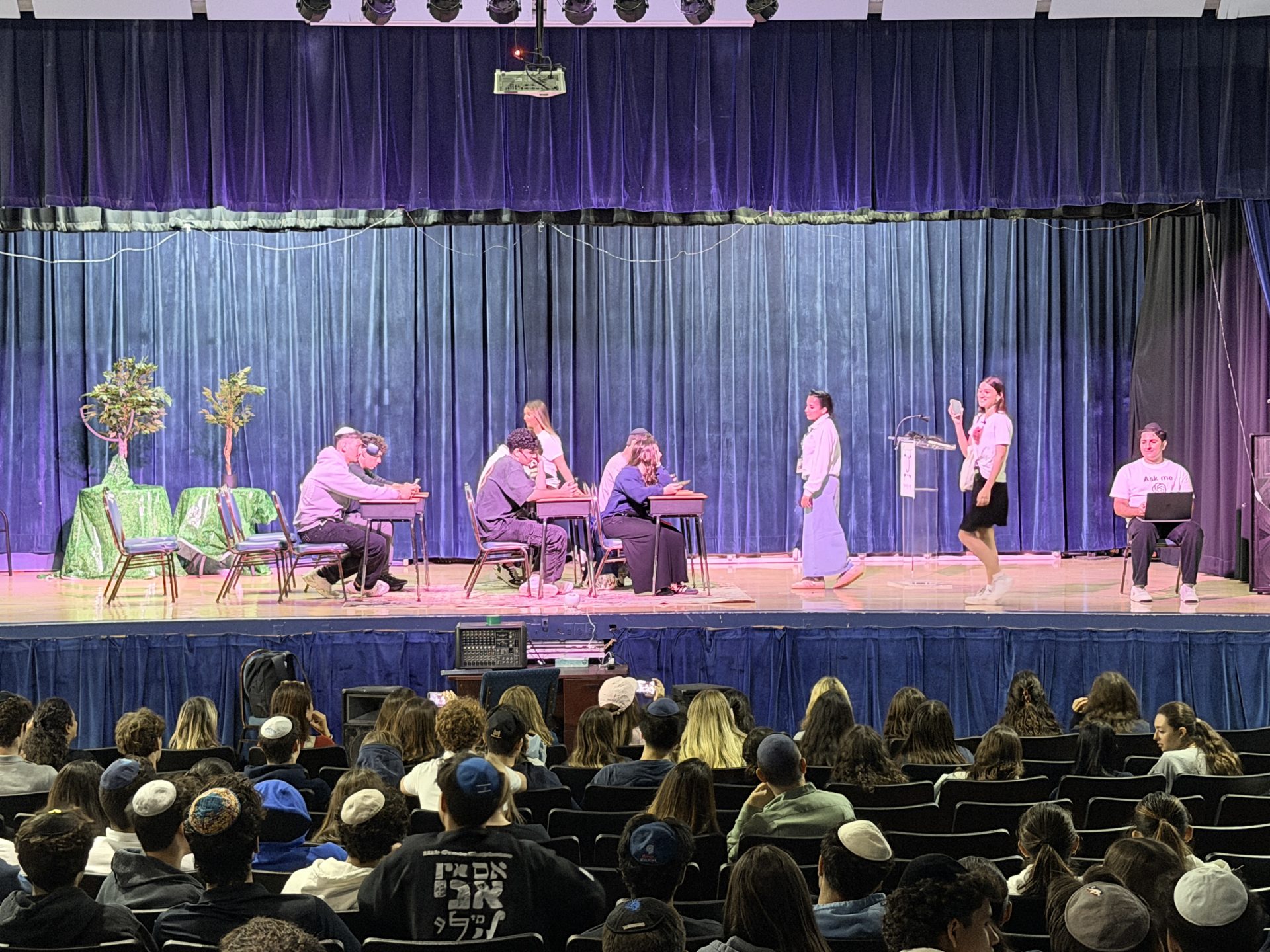 An Original Ivrit Play About Life Beyond the Screen